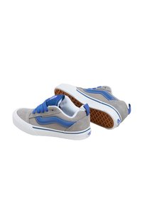 Graue Wildledersneaker mit blauen Akzenten, Schnürdesign, weißen Gummisohlen und einer strukturierten Gummisohle. Mit einem charakteristischen Logotag.