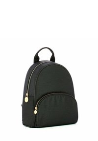 Sac à dos en cuir synthétique noir avec une surface texturée, un haut arrondi et des finitions dorées. Comprend un compartiment principal zippé et une poche avant.