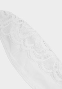 Witte kanten rand met een gedetailleerd golfpatroon op een gladde stofachtergrond, met delicate borduursels langs de randen.