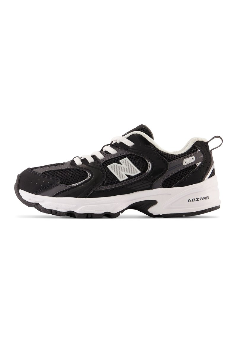 Chaussure de sport noire et grise avec tige en maille, lacets blancs et semelle blanche rembourrée présentant le logo "ABZORB" au niveau du talon.