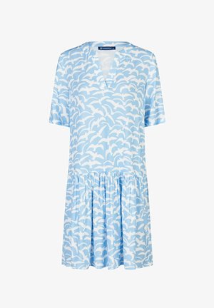 Kurzarmkleid aus hellblauem Stoff mit weißem Vogelmuster, V-Ausschnitt und gerafftem Rockdesign. Glatte Textur.