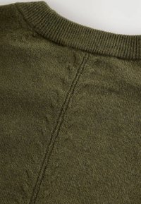 Dunkelolivgrüner Pullover mit geripptem Rundhalsausschnitt und subtiler strukturiertem Muster entlang der rückseitigen Naht. Aus weichem Strickstoff gefertigt.
