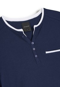 Granatowa koszula henley z bawełny, z białym kołnierzykiem, trzema guzikami oraz małą białą kieszonką po lewej stronie. Rozmiar L.