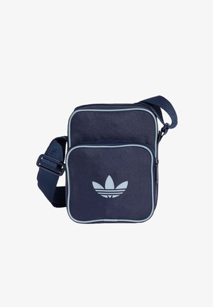 Borsa a tracolla blu navy realizzata in materiale resistente, con un scomparto principale con zip, accenti azzurri e un logo prominente sulla parte anteriore.