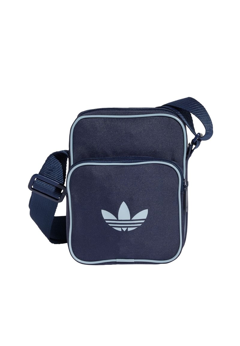 Mornarska crossbody torba izrađena od izdržljivog materijala, s glavnim odjeljkom na zatvaranje patent zatvaračem, svijetloplavim naglascima i istaknutim logotipom na prednjoj strani.