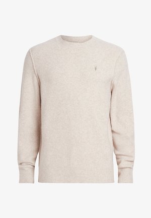 Beige gebreide trui met een ronde hals, ribbelende manchetten en onderrand. Heeft een klein geborduurd logo op de linkerkant van de borst. Zachte textuur.