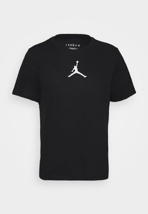 T-shirt de algodão preto com decote redondo, apresentando um logo Jumpman branco centrado no peito. Mangas curtas, ajuste clássico.