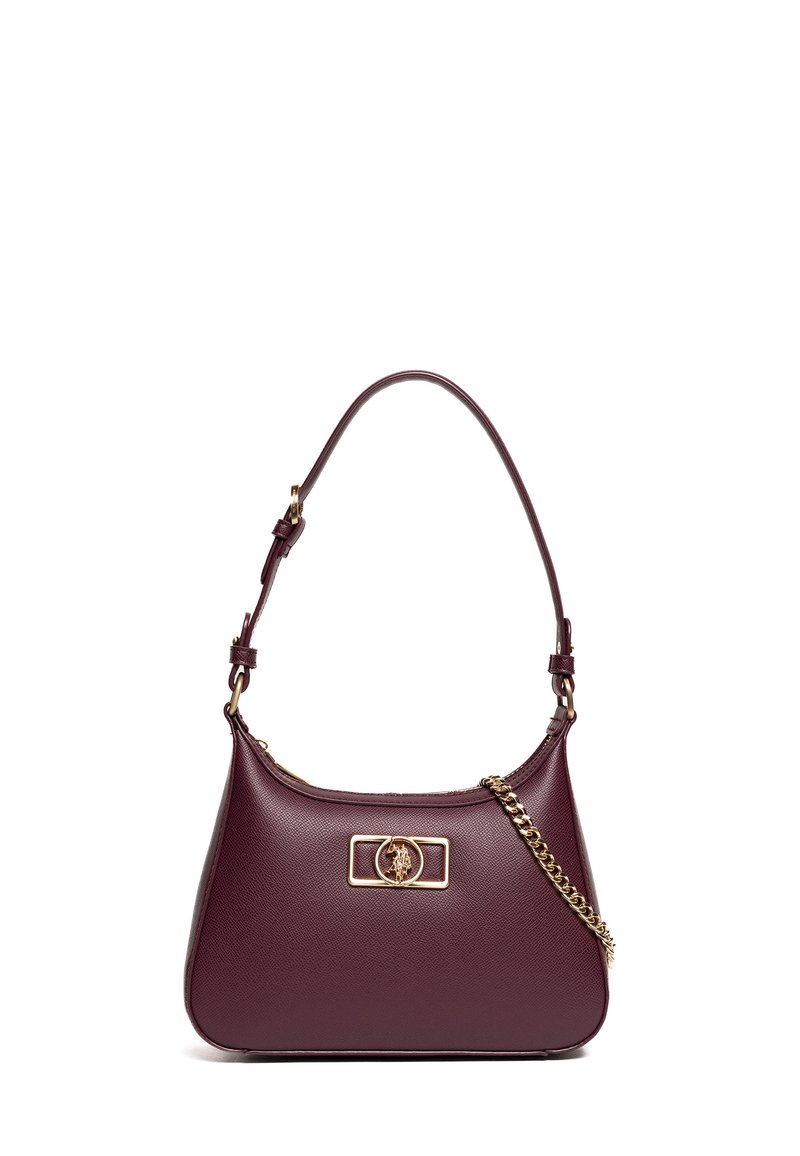 Borsa a tracolla in pelle bordeaux con forma curvilinea, accessori in oro, dettaglio a catena e finitura testurizzata. Presenta un logo prominente sul davanti.