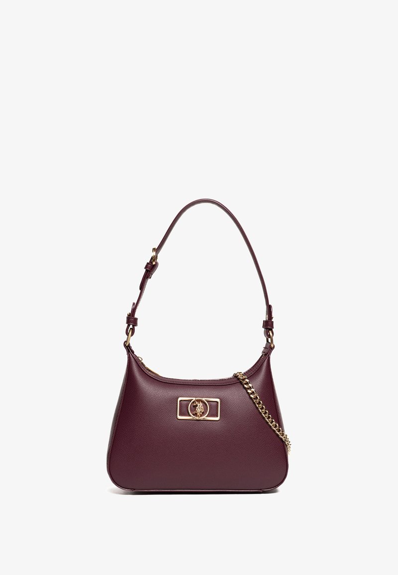 Borsa a tracolla in pelle bordeaux con forma curvilinea, accessori in oro, dettaglio a catena e finitura testurizzata. Presenta un logo prominente sul davanti.