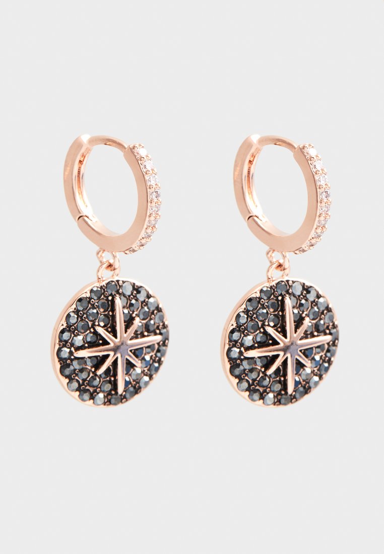 Rózsaarany fülbevalók kör alakú akasztóval, csillagmintával díszítve, fekete drágakövekkel és kis áttetsző kiegészítőkkel.