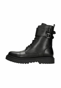 Czarne skórzane botki za kostkę z okrągłym noskiem, sznurowaniem z przodu oraz dwoma regulowanymi paskami z klamrami. Wytrzymała, chropowata podeszwa zapewnia trwałość i dobrą przyczepność.