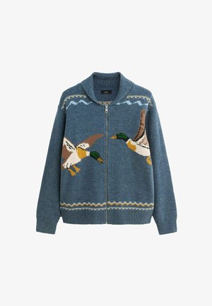 Pletený svetr na zip v modré barvě s texturovaným povrchem. Obsahuje designy kachen v krémové, hnědé a zelené barvě, s vzorovaným yoke v kontrastních barvách.