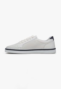 Białe perforowane skórzane sneakersy o niskim profilu, z morską akcentacją na pięcie i gumową podeszwą. Klasyczny styl na sznurowanie.