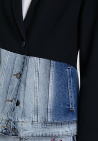 Desigual SLIM HYBRID BIMATERIAL - Bleiseri - black