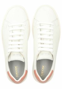 Bílé kožené tenisky s kulatou špičkou, plochými tkaničkami, světle růžovým akcentem na patě a šedou stélkou s logem značky Geox. Hladká textura po celém povrchu.