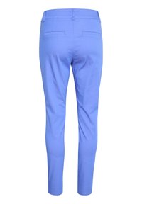 Lichtblauwe broeken met een slim fit, voorzien van twee achterzakken en een gladde textuur. De tailleband is iets verhoogd en heeft riemlussen.