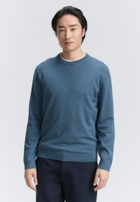 Blauer Pullover mit Rundhalsausschnitt, langen Ärmeln und gerippten Bündchen und Saum. Hergestellt aus einem weichen, strukturierten Stoff. Minimalistisches Design.