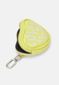 Portafoglio a forma di cuore di colore giallo realizzato in materiale liscio, con testo bianco, zip argentata e attacco a clip per maggiore comodità.