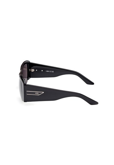 Ochelari de soare negri cu un design elegant, având lentile întunecate și un finisaj lucios. Include accente argintii pe brațe și detalii cu logo.