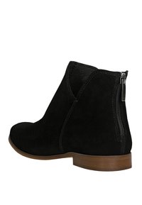Stivali ankle in suede nero con zip laterale, punta rotonda e suola liscia marrone. Design elegante con dettagli di cucitura puliti.