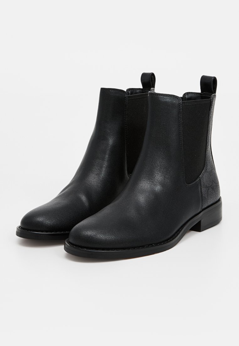 Bottines Chelsea en cuir noir avec des panneaux latéraux élastiques, forme épurée, texture lisse et un petit talon carré. Conviennent à diverses occasions.
