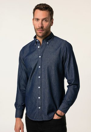 Camisa de mezclilla oscura con cuello abotonado, mangas largas y botones en un tono azul claro. La tela tiene una textura sutil y un diseño ajustado.