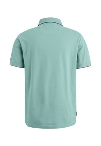 Turkos polo skjorta med korta ärmar, en klassisk krage och en subtil mörk kant på kragen och ärmarna. Mjuk tygkvalitet.