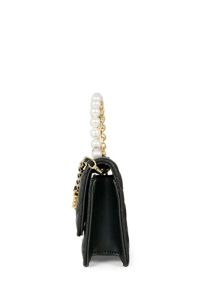 Borsa a tracolla nera in pelle trapuntata con catena dorata e manico in perla bianca oversize, vista di lato su uno sfondo bianco.