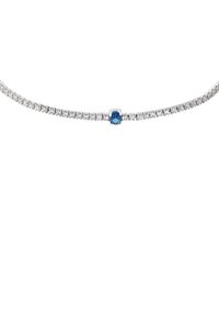 Collar de tono plateado que presenta una fila de cristales transparentes y una gema azul central, con un diseño lineal elegante y una textura suave.