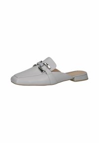 Scarpa slip-on grigia realizzata in pelle liscia, con punta affilata e una fascia metallica decorativa sulla parte anteriore. Tacco basso a blocco.