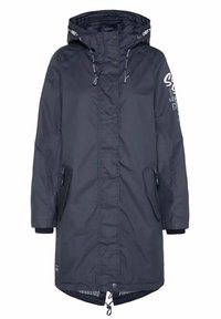 Granatowa długa parka z kapturem, z przednim zamkiem i zatrzaskami, dwoma bocznymi kieszeniami na zamek, regulowanymi sznurkami oraz białym napisem na lewym rękawie.