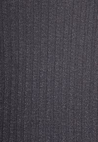 Tessuto a coste di colore grigio scuro con una leggera lucentezza, caratterizzato da linee verticali tessurate e una superficie liscia e morbida.