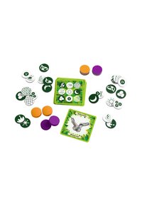 Kartenspiel mit grünen und weißen Tokens, die verschiedene Symbole wie Tiere und Natur darstellen. Zwei Spielkarten sind abgebildet, eine mit einer Eule.