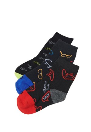 Set van drie zwarte sokken met kleurrijke ontwerpen: fietsen, brillen en gamecontrollers. Verschillende gekleurde boorden: groen, blauw, rood, grijs.