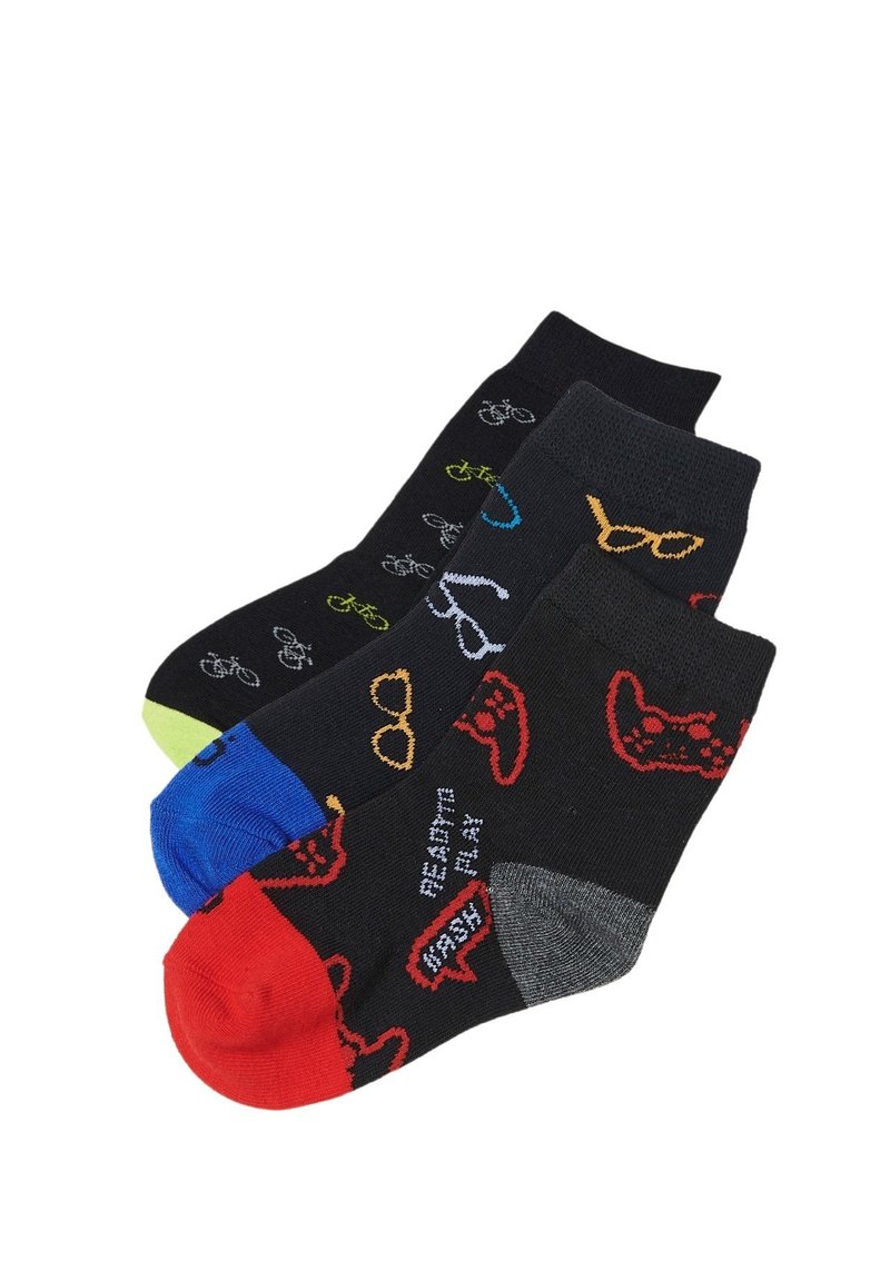 Set aus drei schwarzen Socken mit bunten Designs: Fahrräder, Brillen und Spielcontroller. Unterschiedliche farbige Bündchen: grün, blau, rot, grau.