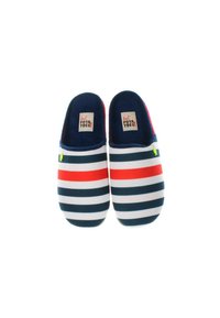 Zapatillas de casa deslizables a rayas que presentan rayas horizontales en azul marino, blanco y rojo. Fabricadas en tela suave con punta redonda y una etiqueta con el logo en el costado.