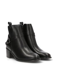 Botas de tobillo de cuero negro con un acabado liso, tacón cuadrado, correa ajustable con detalles de hebilla y cremallera lateral para mayor comodidad.