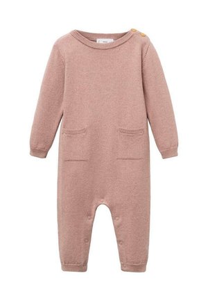 Strickoverall in sanftem Rosa, mit langen Ärmeln, rundem Ausschnitt, zwei Fronttaschen und Knopfdetails an den Schultern. Druckknopfverschluss am Saum.