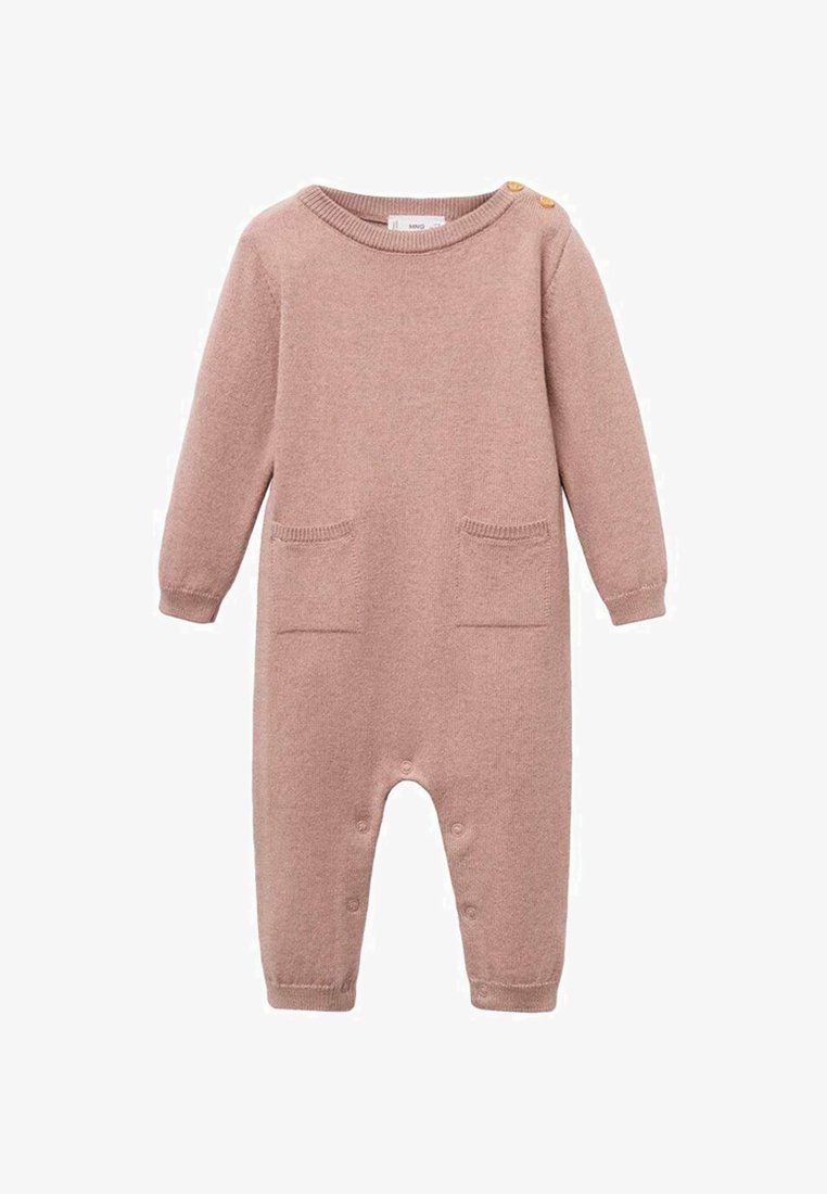 Pleteni kombinezon v nežno roza barvi, z dolgimi rokavi, okroglim izrezom, dvema sprednjima žepekoma in gumbnimi detajli na rami. Zapenjanje na dnu.