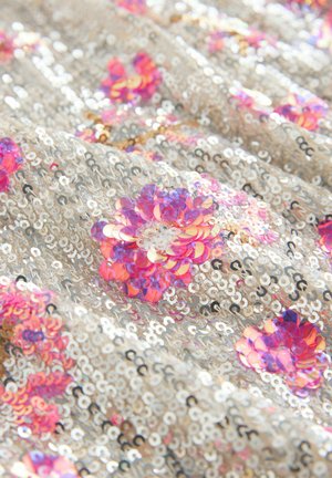 Msza srebrna tkanina ozdobiona różowymi i fioletowymi kwiatami z cekinów; gładka faktura z falistym wzorem.