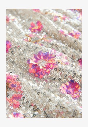 Glittrande silvertyg prytt med rosa och lila paljettblommor; slät textur med ett vågigt mönster genom hela.