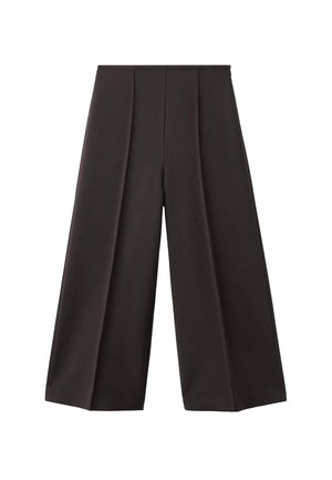 Pantalones de pierna ancha en tejido marrón oscuro, con pliegues en la cinturilla y una textura suave. El diseño ofrece un ajuste holgado.