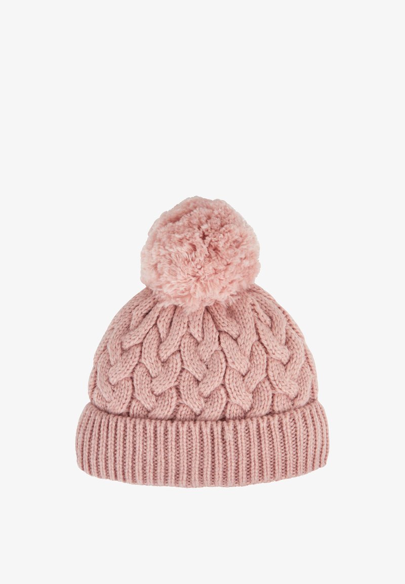 Rózsaszín kötött sapka nagy, bolyhos pom-pommal. Texturált fonott mintával és bordázott szegéllyel az alján.