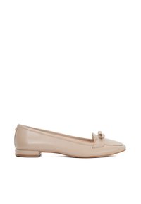 Ballerine plate en cuir beige doux, présentant un imprimé pointu, un petit nœud sur le dessus et un petit talon carré. Design léger.