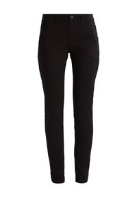 Černé slim-fit kalhoty z hladké látky, s předními kapsami, zapínáním na knoflíky a na míru střiženým designem pro elegantní siluetu.