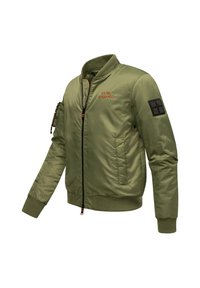 Olivno zelena bomber jakna s zadrgo spredaj, rebrastimi manšetami in pasom. Opremljena je z izvezenim logotipom in značko na levem rokavu.