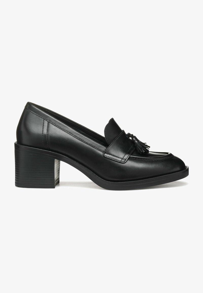 Mocassin en cuir noir pour femme avec talon bloc et détail pompon à l’avant, présenté en profil latéral sur fond blanc.