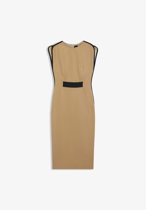 Beige istuva mekko, jossa mustat sivupaneelit, jäsennelty muoto, pyöreä pääntie ja hienostuneet saumalistat. Vetoketjusuljenta takana.