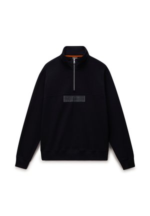 Czarny pulower z długim rękawem, z kołnierzem na suwak na ćwierć długości i prostokątną naszywką z logo umieszczoną na środku klatki piersiowej.