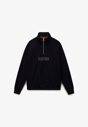 Pullover nero a maniche lunghe con collo a mezza zip e una toppa rettangolare con il logo al centro del petto.